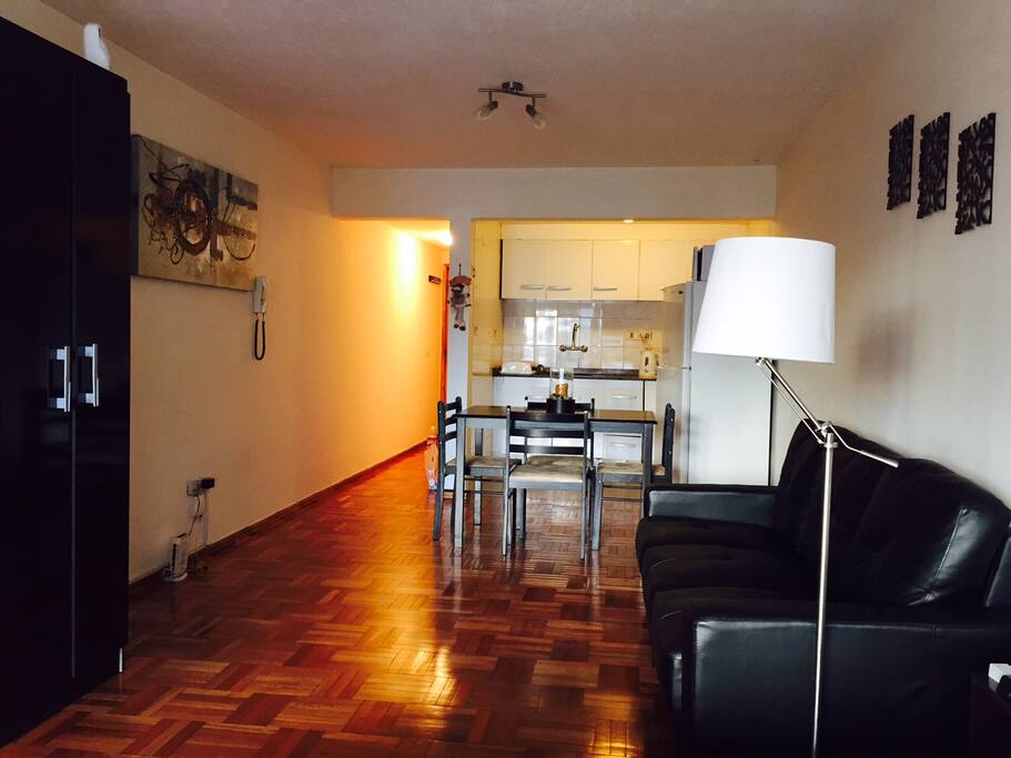 Vista hacia la mesa de comedor y cocina