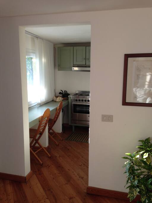 View of the small green kitchen
(la cucina)
