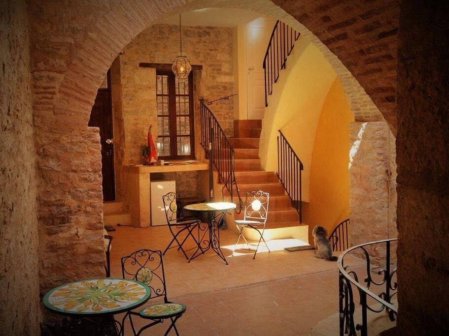 Une maison de charme, authentique, préservée du temps, dans un village riche d'histoires.