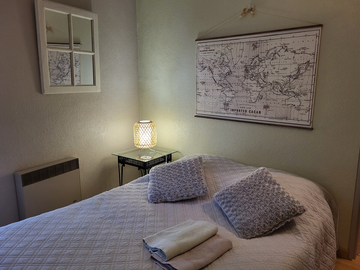 Camera da letto con letto matrimoniale (140/190)