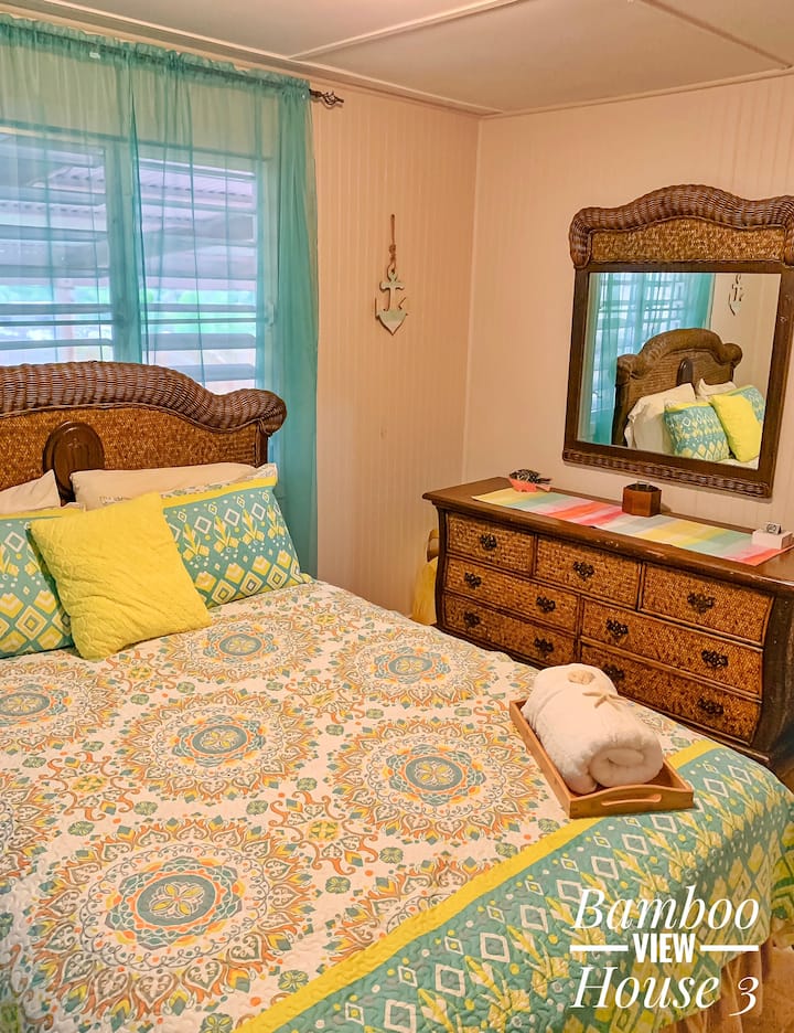 Klimatizácia v izbe s manželskou posteľou.