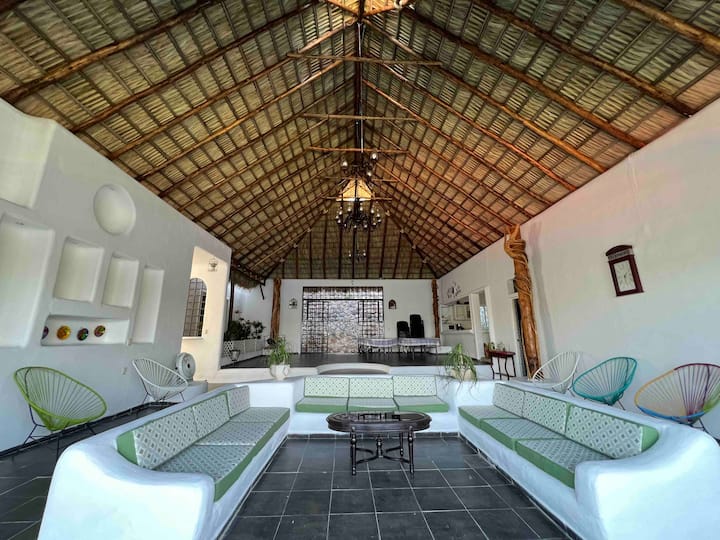 Paradise in Teques. Very large house on the lake.