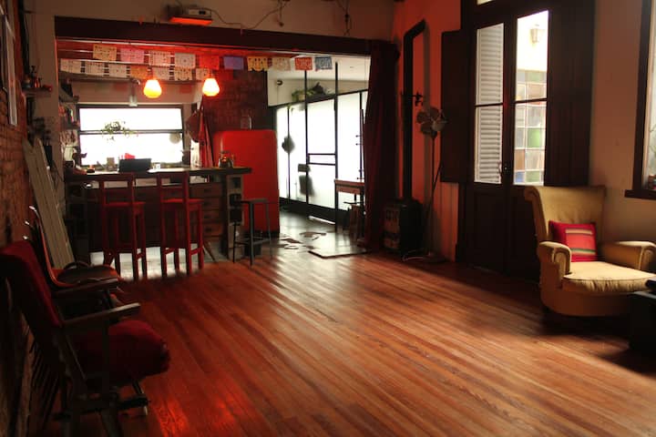 Quarto em casa com pátio em La Paternal