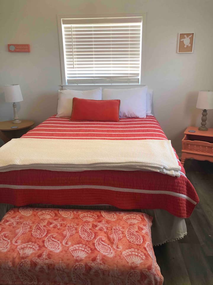 Apta para una cama tamaño queen, esta cama es muy cómoda.