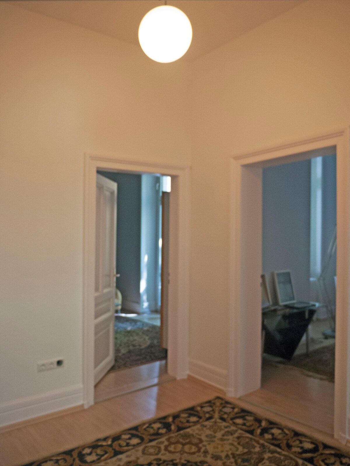 Leistungsstarkes Airbnb: 1 Double + 2 SGL Balcony Westend Fair Center 1 km in Westend Süd