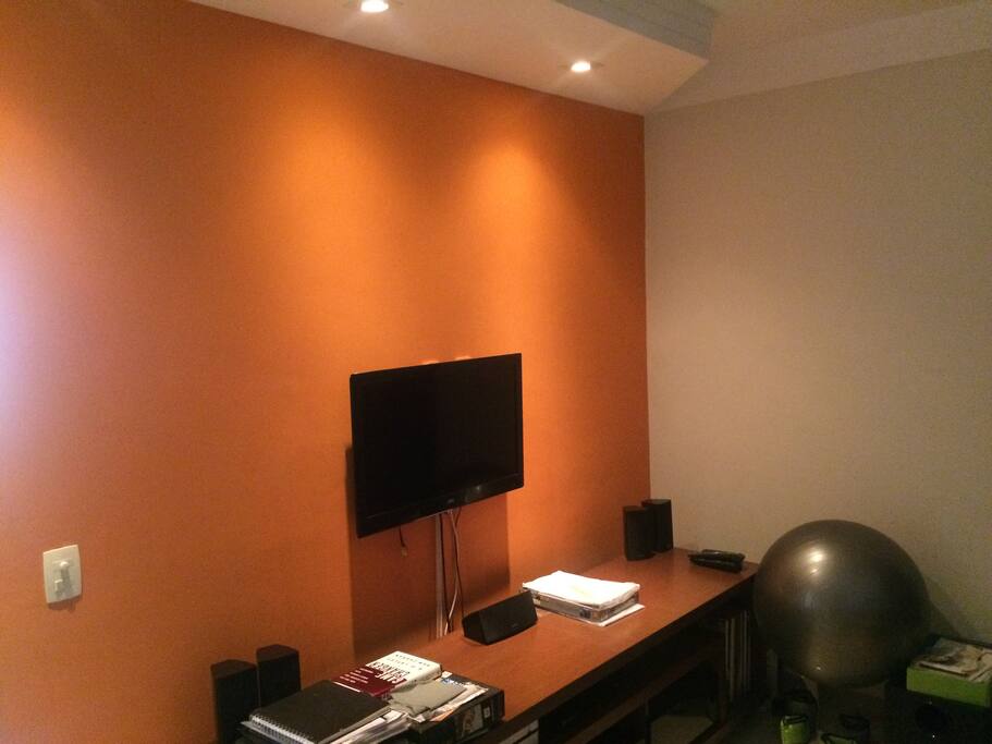 Suíte com aparelho de TV, ar condicionado, mesa para trabalho