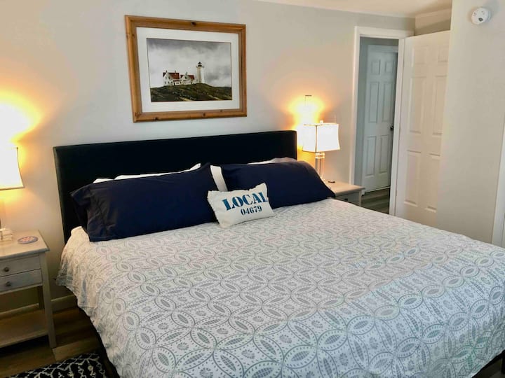 غرفة نوم أولى بسرير بحجم كبير