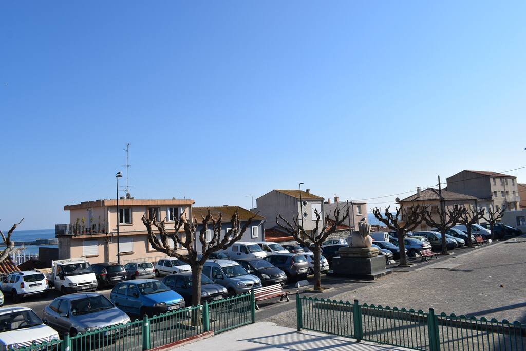 Place de l'Hospitalet (parking gratuit)
