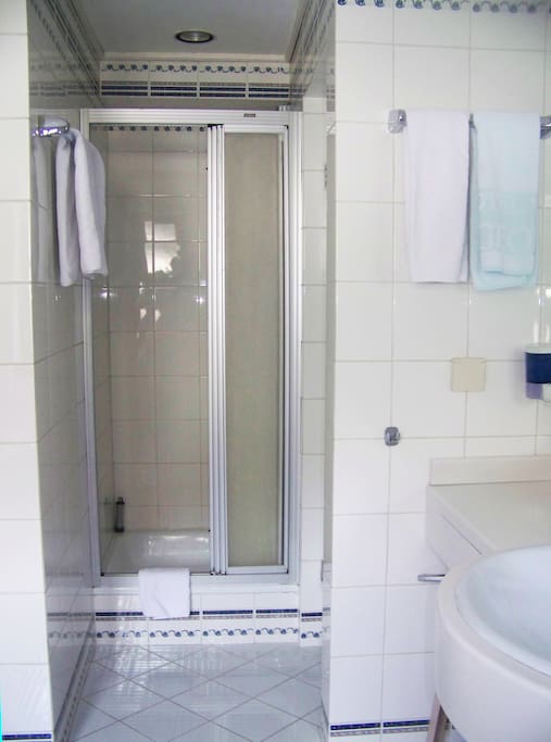 Separate Dusche im Badezimmer