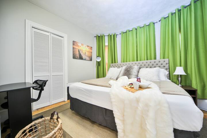 Chic Retreat min2 Downtown Backyard FreePrkg gallery image 4