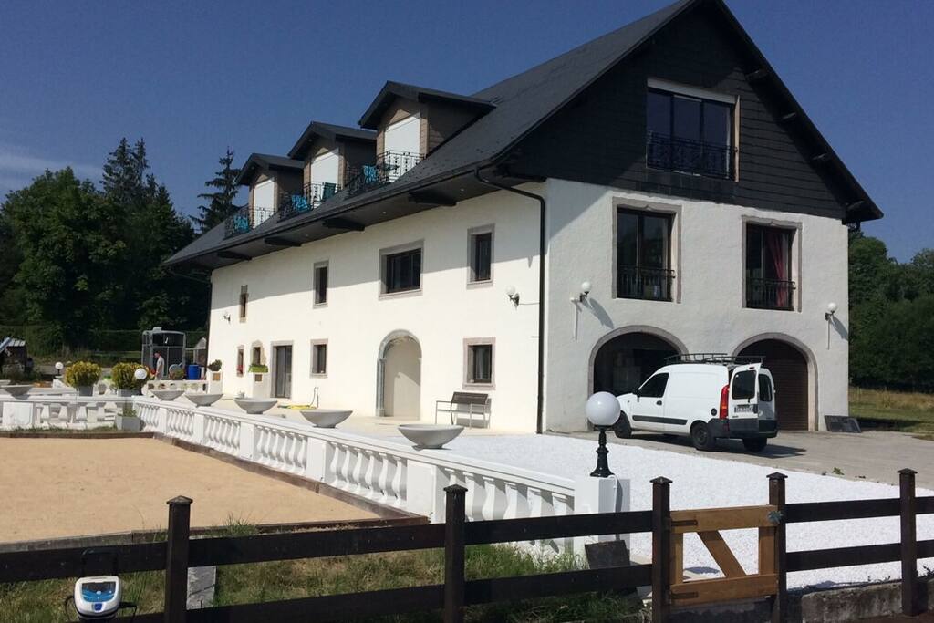 La ferme est un manoir de 700m2
