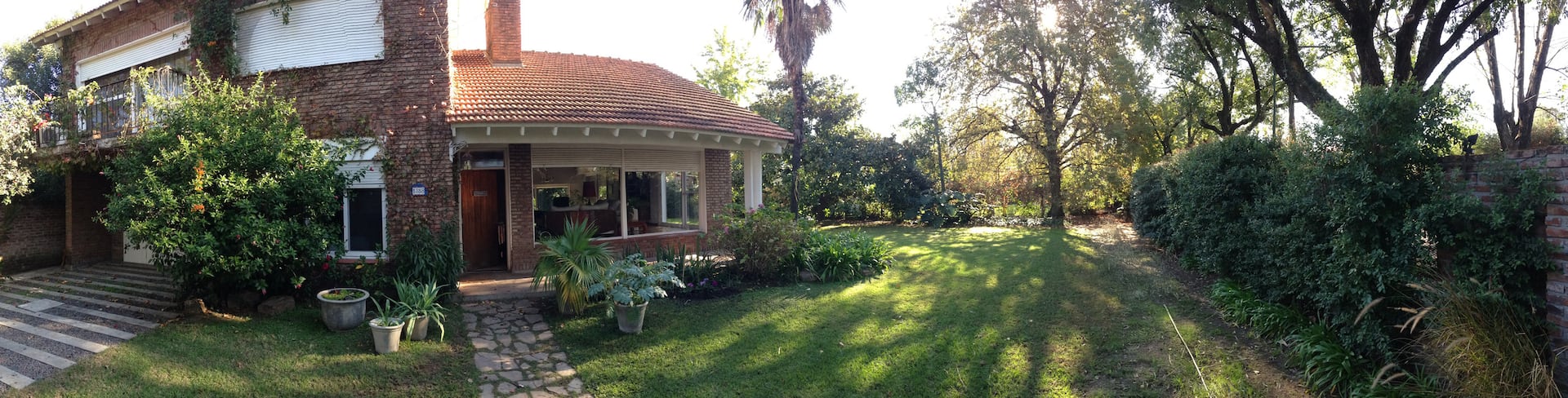 Very bright house with a garden and pool