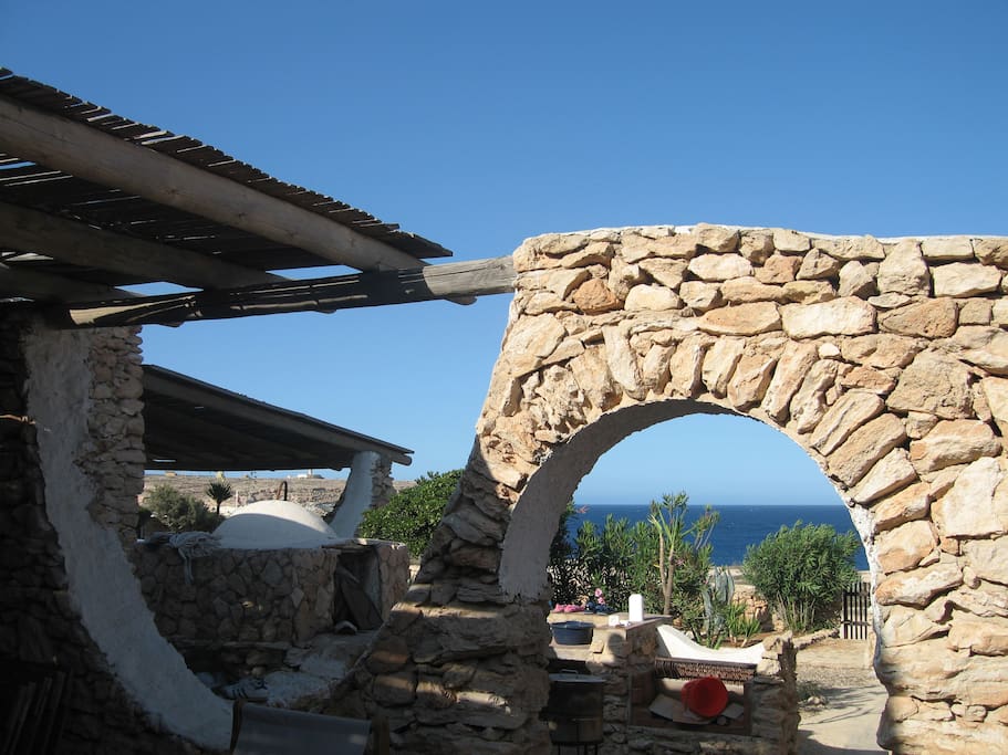 Gli archi del patio posteriore con pietre a faccia vista