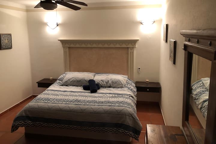 غرفة رئيسية مع مكيف هواء وسرير كينج
