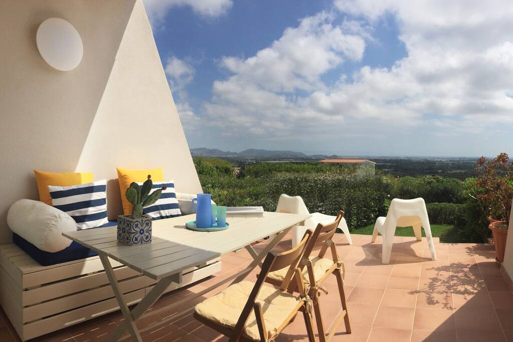 Terrazza sul fronte con tavolo da pranzo e panorama - Terrace in the front with dinner table and panorama