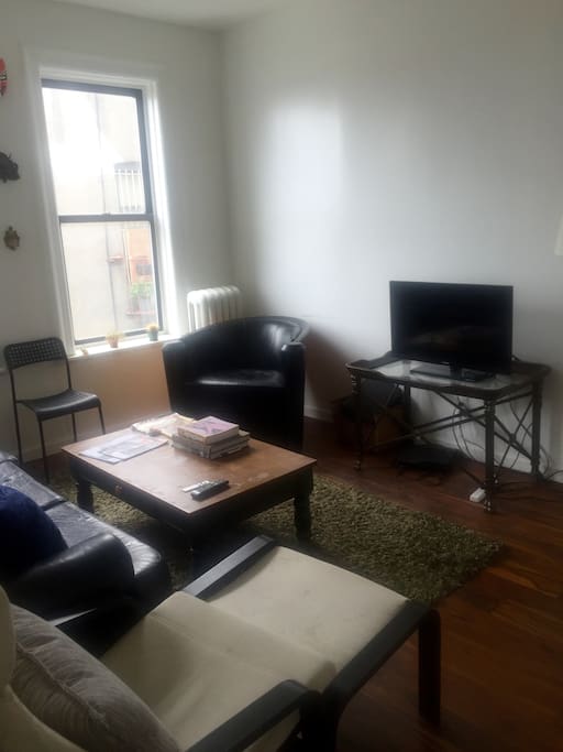 Living room with plenty of seating and TV w/ Apple TV (Netflix, HBOGo, ESPN, etc)