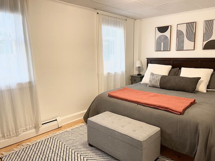 Spavaća soba s bračnim krevetom, praktičnim USB priključcima na noćnim svjetiljkama i zavjesama za zamračivanje prostorije