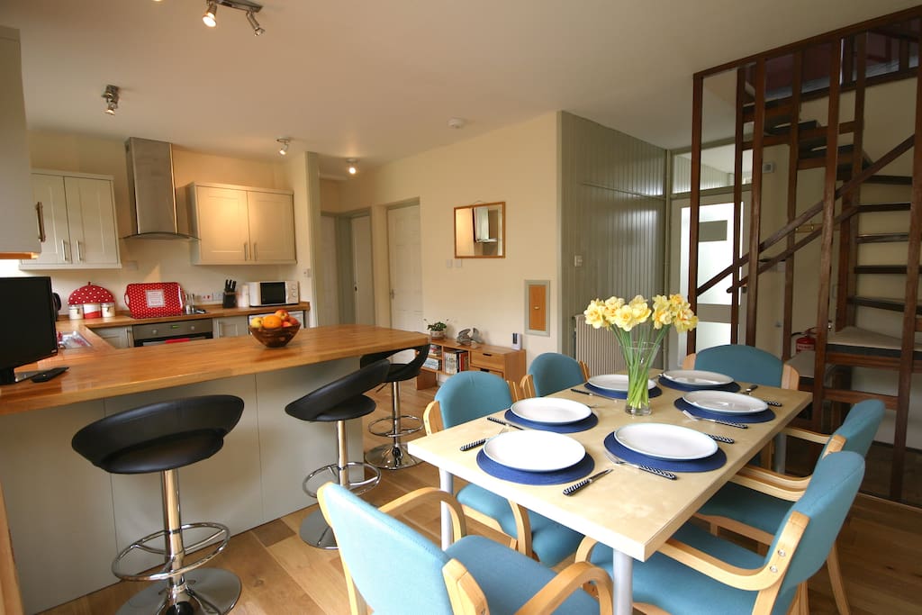 Dining room & breakfast bar