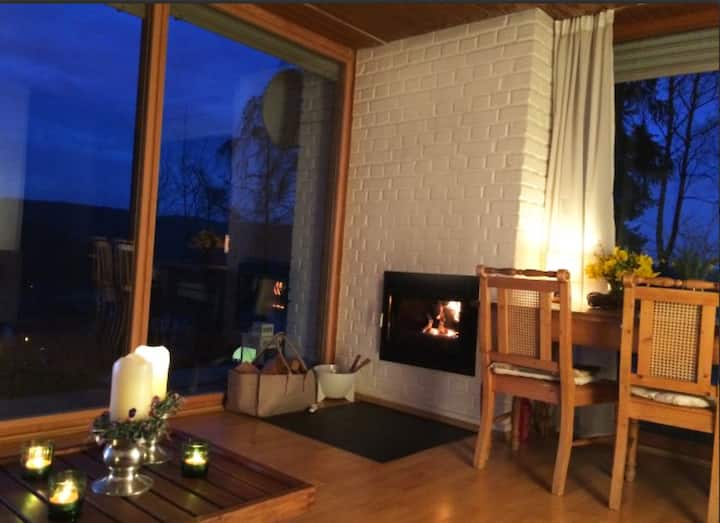 Jioni karibu na mahali pa moto