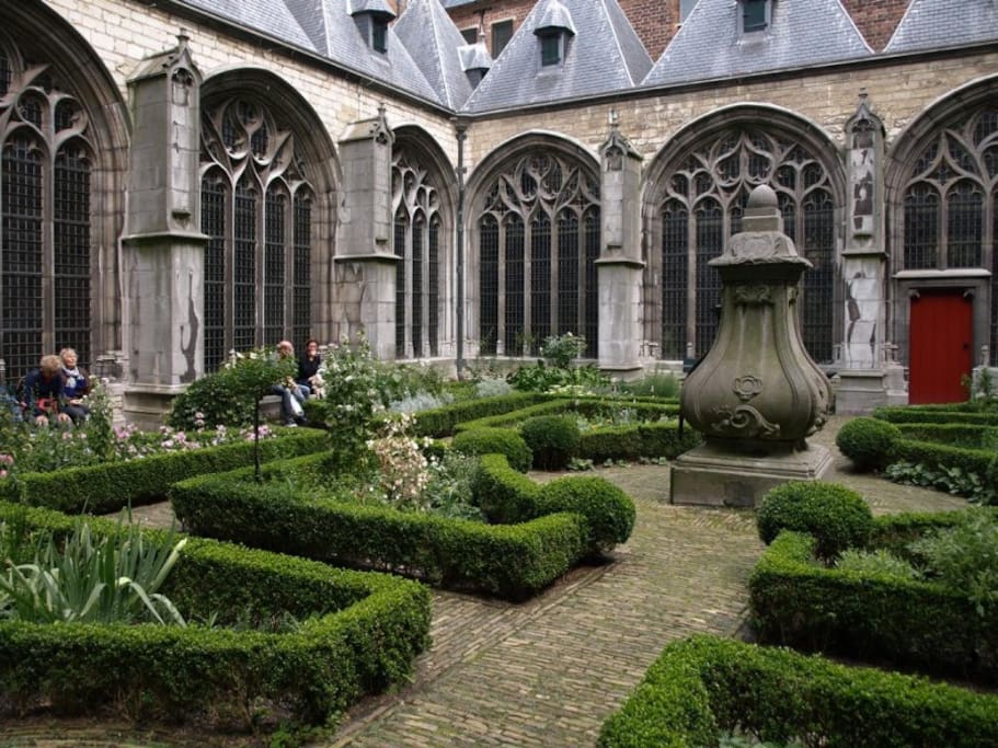 Gelegen tegenover het middeleeuwse abdijcomplex