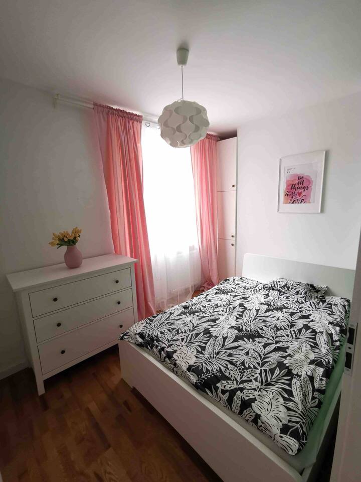 Lebendiger September. Privatparkplatz,Restaurants - Airbnb