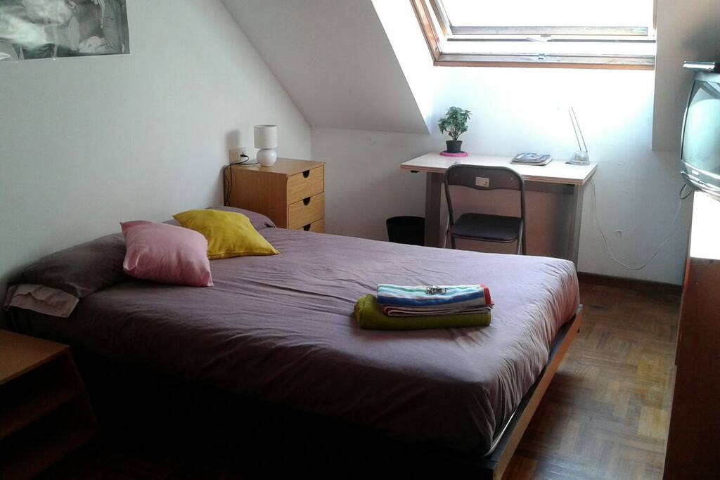 Habitación con cama doble