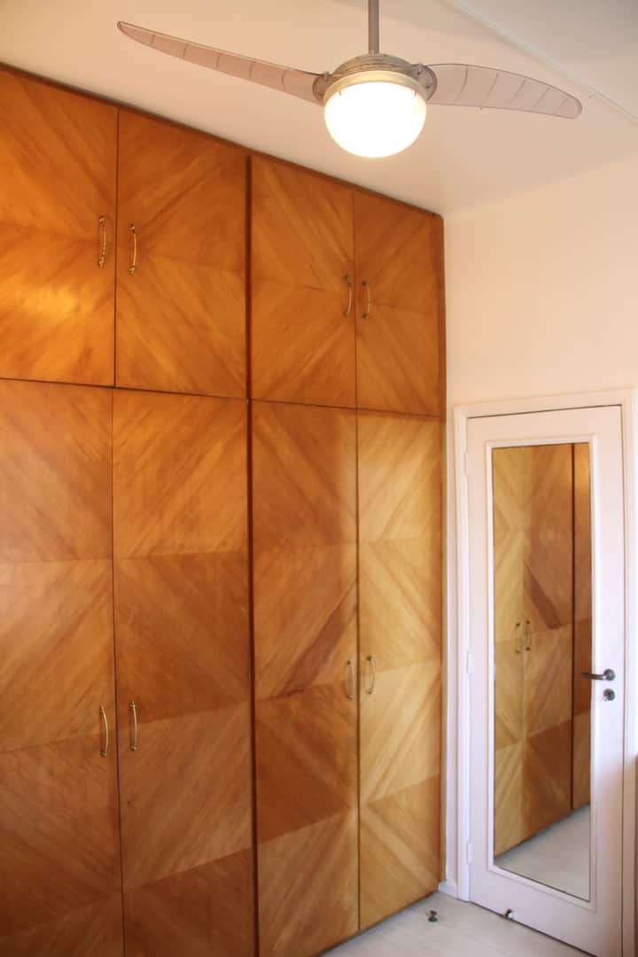 toller Kleiderschrank und Schlafzimmer-Zugangstür zum Wohnzimmer mit einem großen Spiegel. Viel Innenraum!