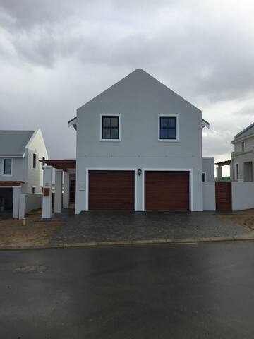 Modern,easy accessible home in a beautiful Estate. gallery image 2