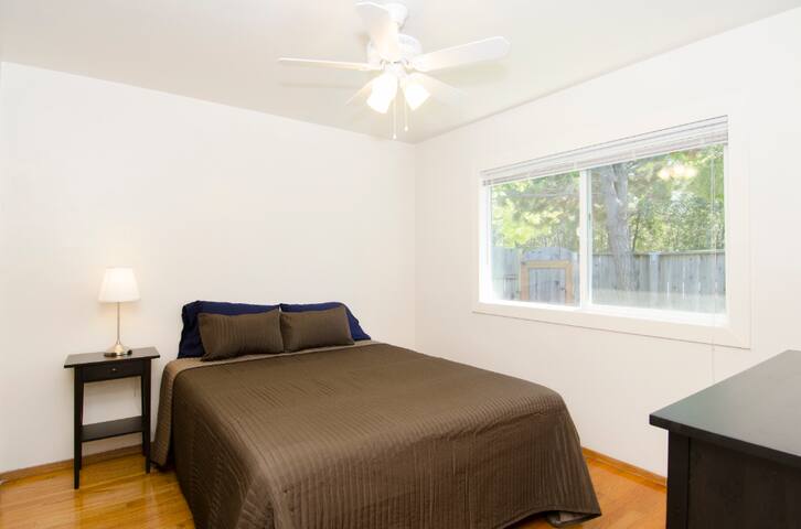 Palo Alto 2BR Remodel w/ New Furniture gallery image 3