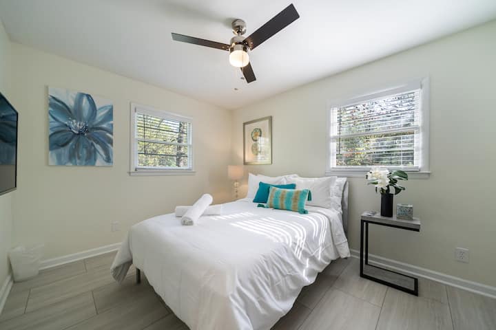 Spavaća soba za goste u prizemlju s punim krevetom, dva noćna ormarića i pametnim TV-om