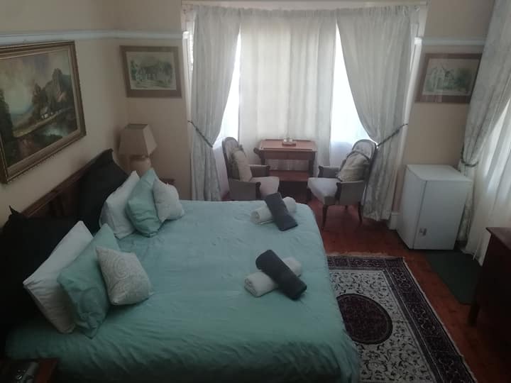 Chambre 1 : Windsor - Lit King Size ou peut être divisé en lits jumeaux - Salle de bain attenante, entrée privée
