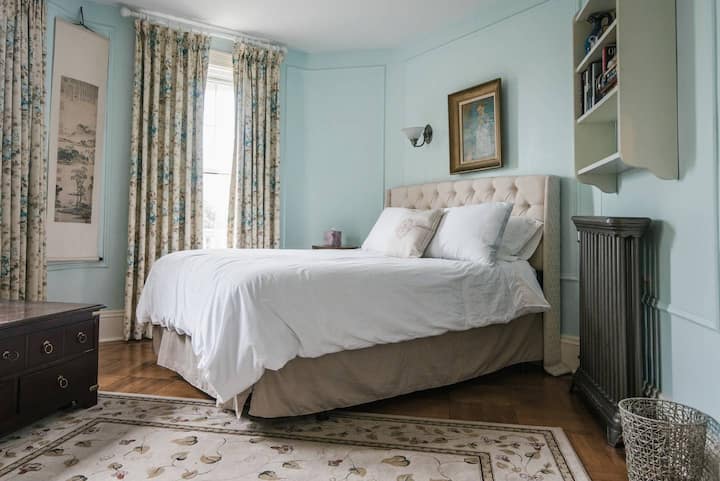 Private Sage Room In Harvard House - Waltham, MA