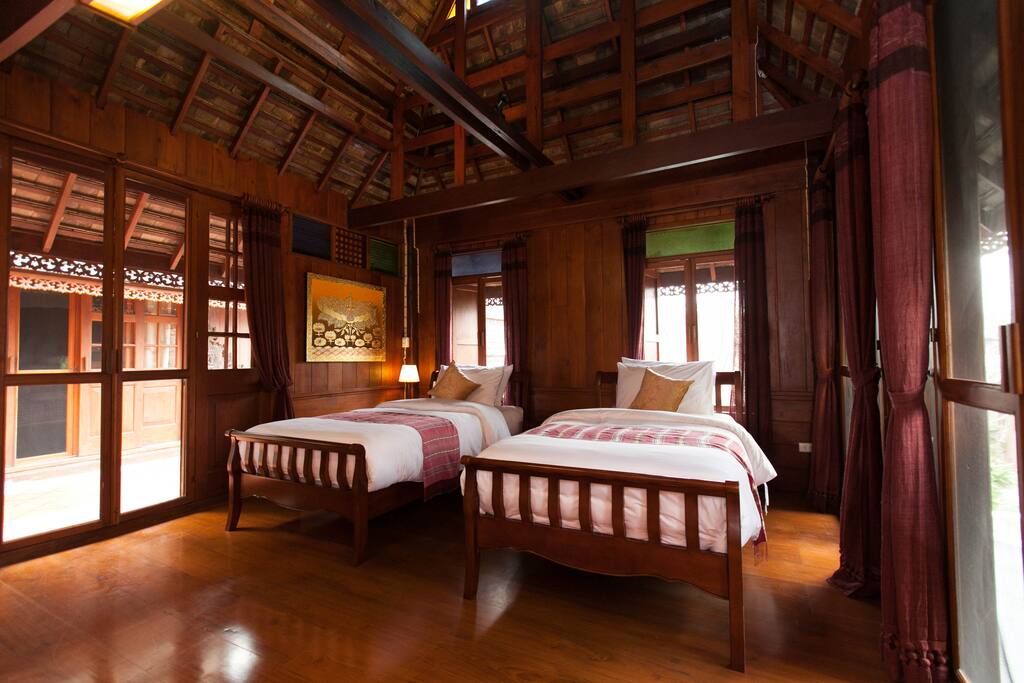 พื้นที่ภายในห้องกว้างขาง สามารถเสริมฟูกนอนได้