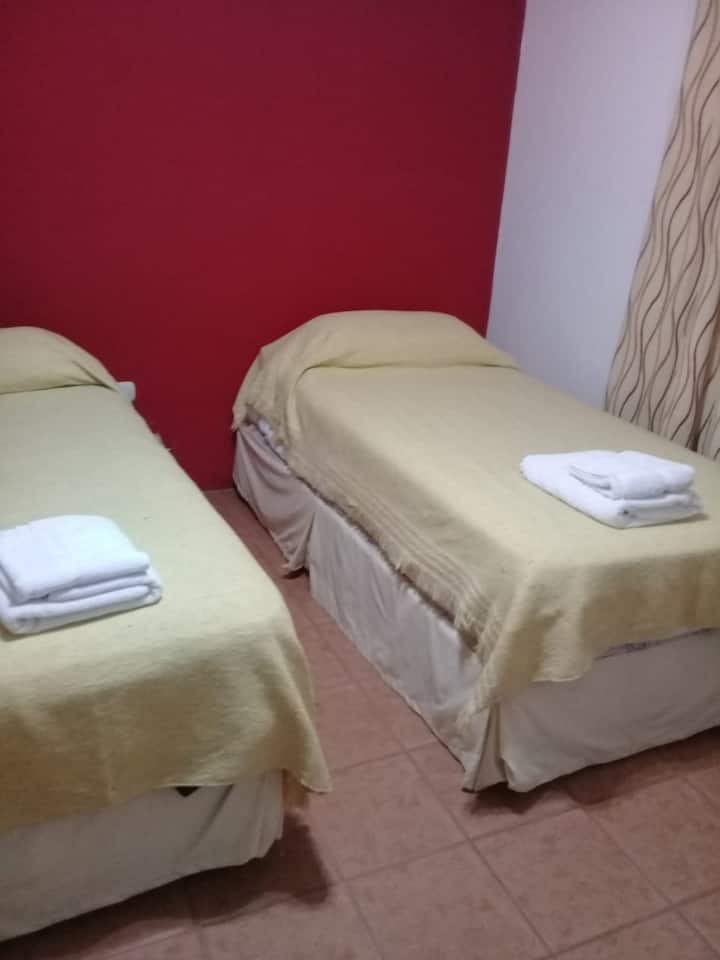 Izba 4 na prízemí: s dvoma sumiers štvorcov a pol. Placard.  Zahŕňa posteľnú bielizeň (posteľnú bielizeň a uteráky).