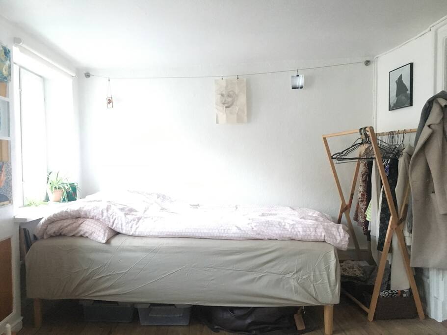 The bed is a 120cm x 200cm
It’s a double duvet and two pillows.
I do have an extra duvet if needed.
NB. The bed is suitable for two persons. But if you won’t sleep next to each other I do have a mattress if needed.