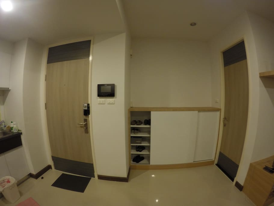Entrance and shoes rack (>40 shoes)