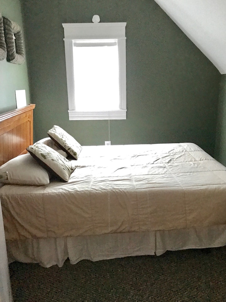 Fifth guest room with queen bed