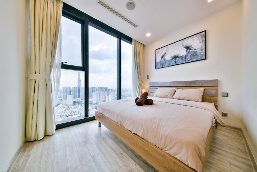 Million $ River View - Tallest building in Vietnam (Landmark 81) + River View from the balcony and also MBR.