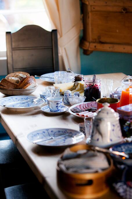 Dekket frokostbord.