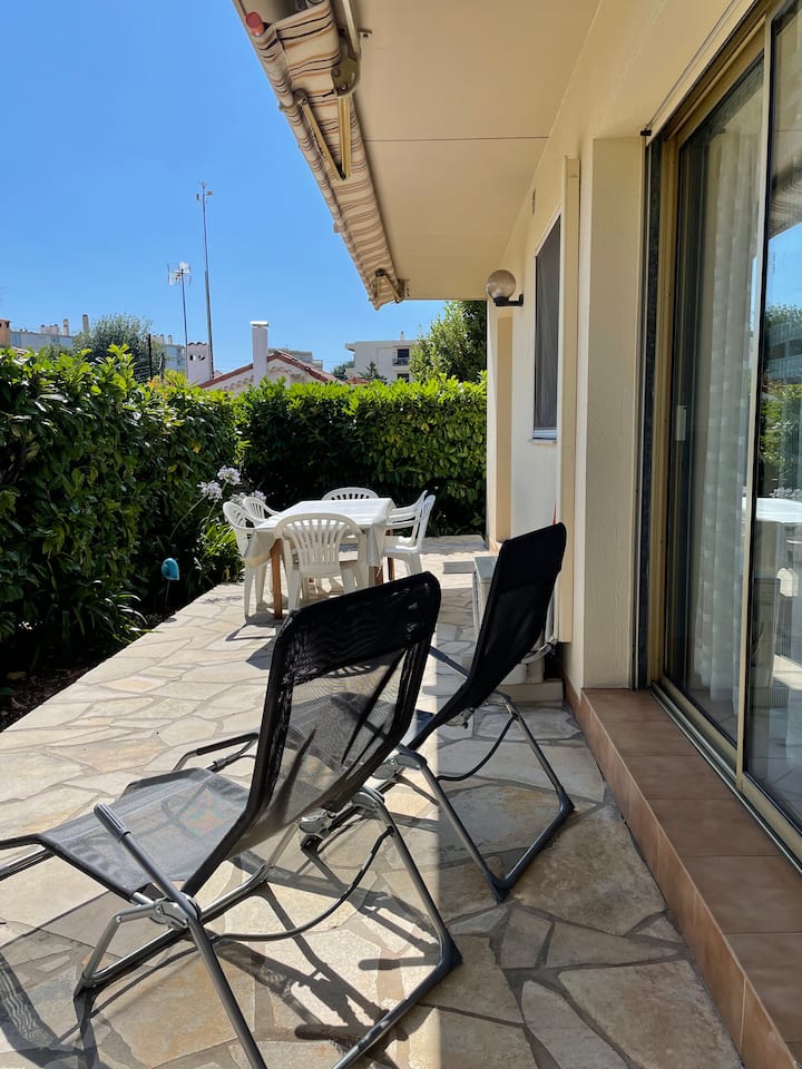 T2 CALME avec Grande Terrasse proche Plage Juan