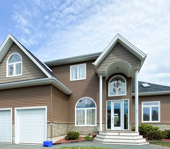 RESORT FEEL AT HOME WITH POOL & HOTTUB! gallery image 2