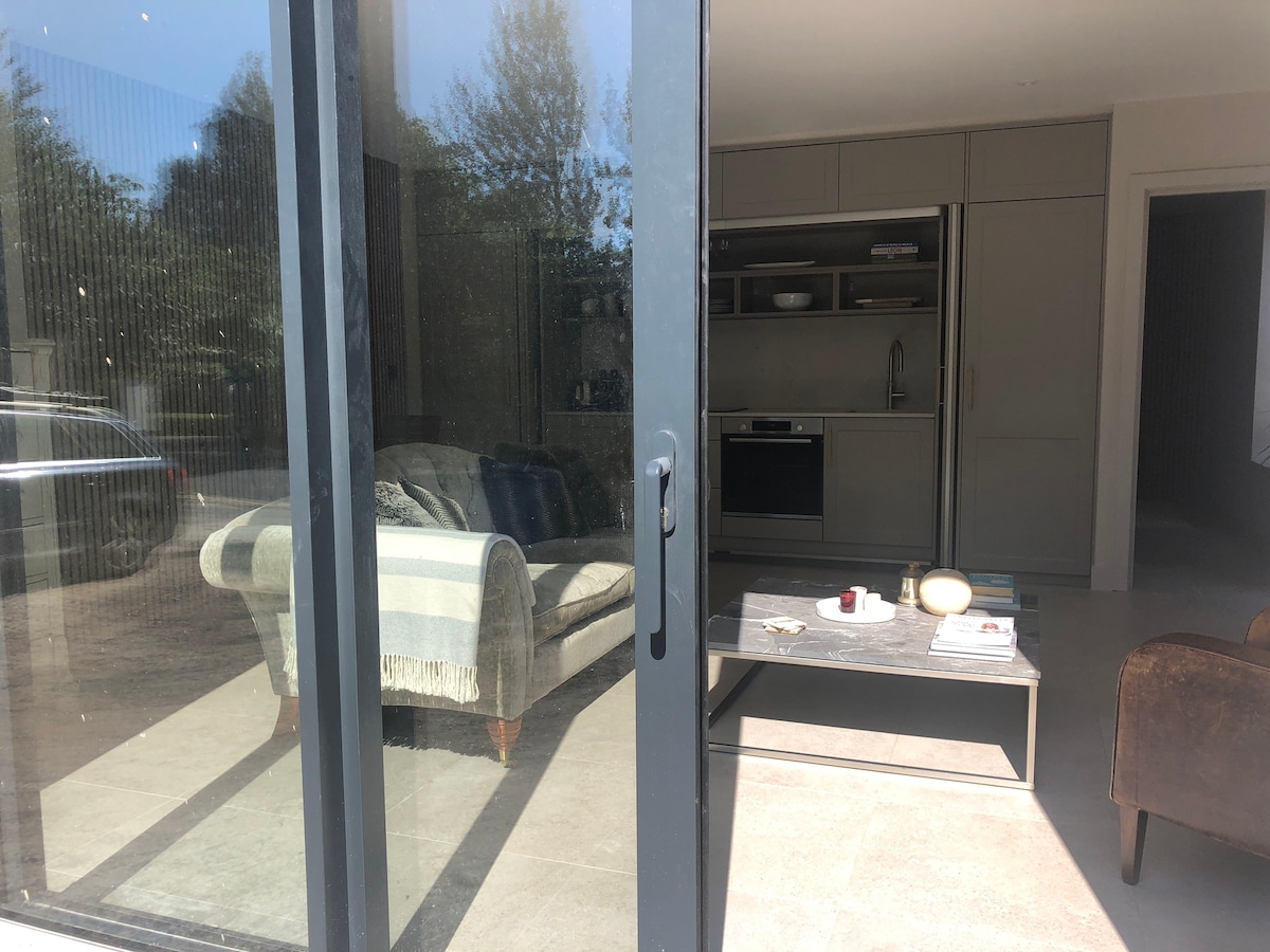 Popular Airbnb listing: Sur la Mer - luxury beach retreat in Studland