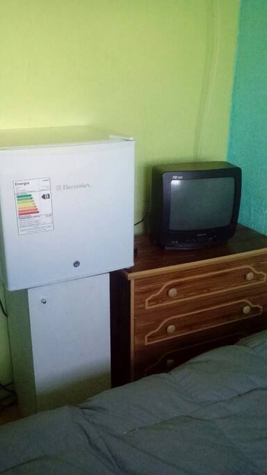 TV con cable y frigobar