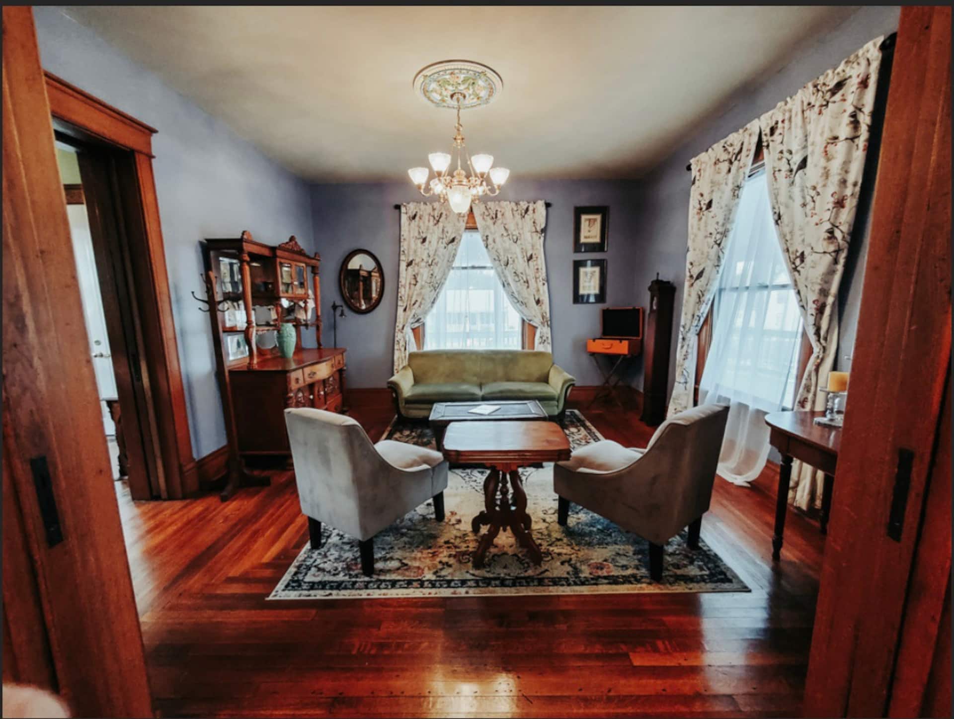 Victorian Charm Centrally Located — foto 4