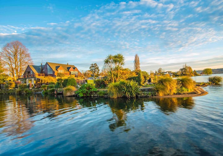 Waiteti lakeside lodge (lakeside fishing spot) Houses for Rent in