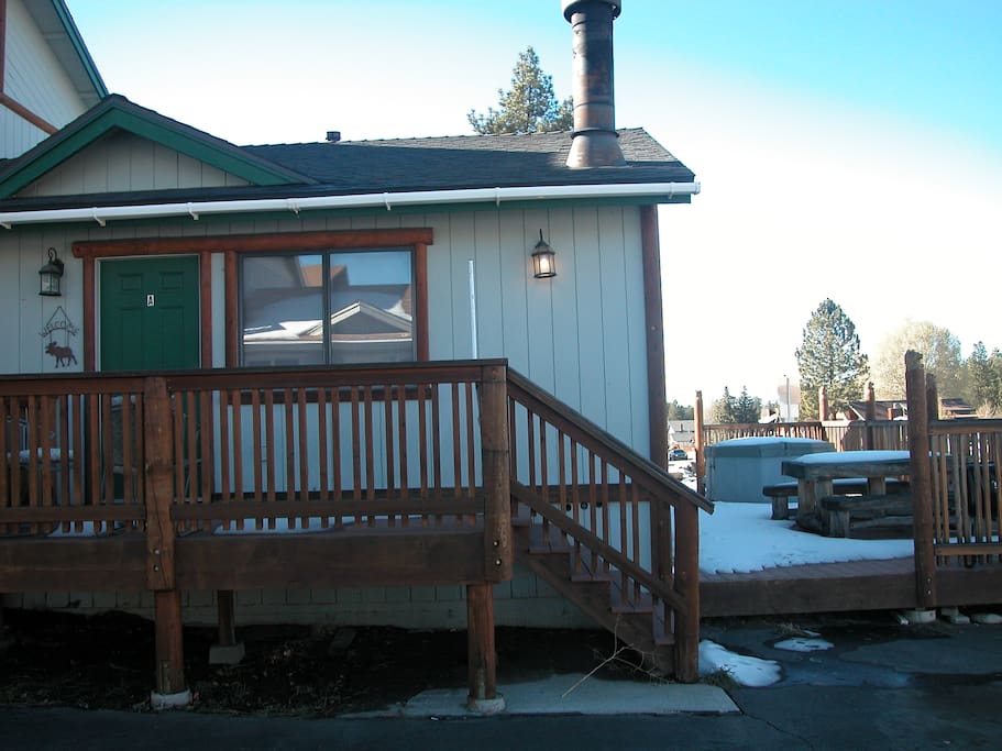 Front Porch and Deck w/Jacuzzi, BBQ and Patio Table