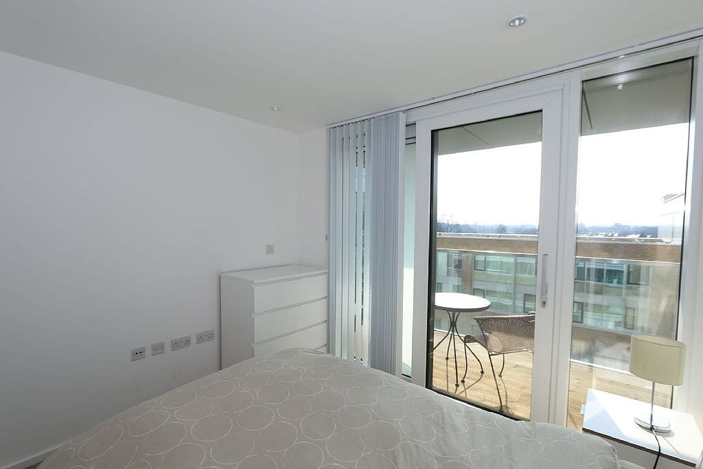 Double bedroom with drawers for storage
