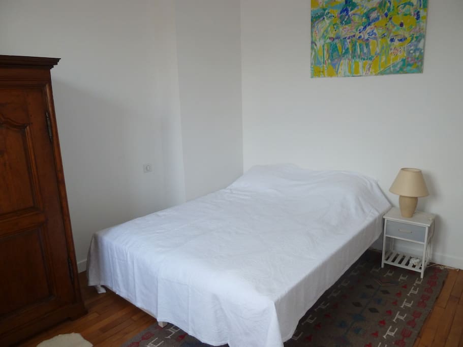La chambre peut être installée avec un grand lit ou deux lits single