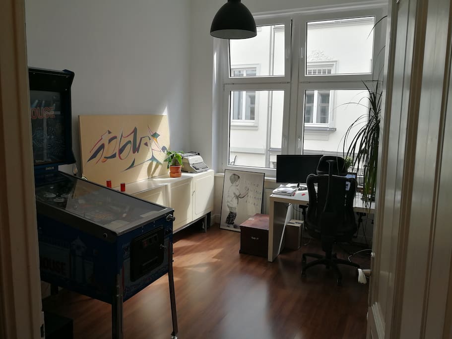 Blick aus dem Flur ins Arbeitszimmer