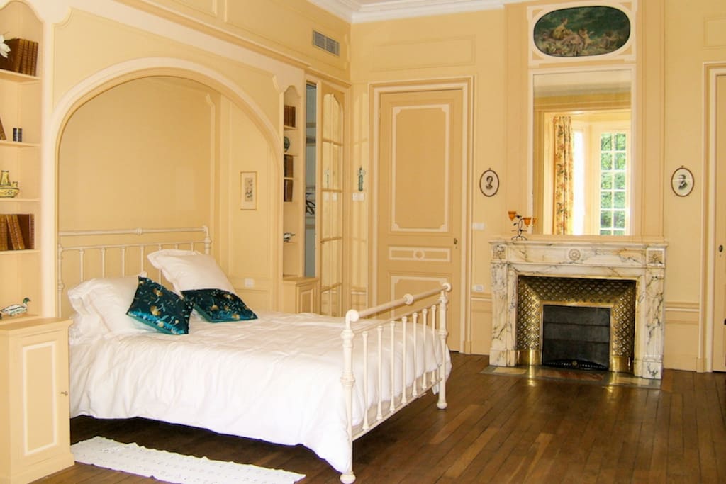 Chambre Cèdre : lit 160 x 200. Cheminée de marbre, grand miroir et trumeau peint